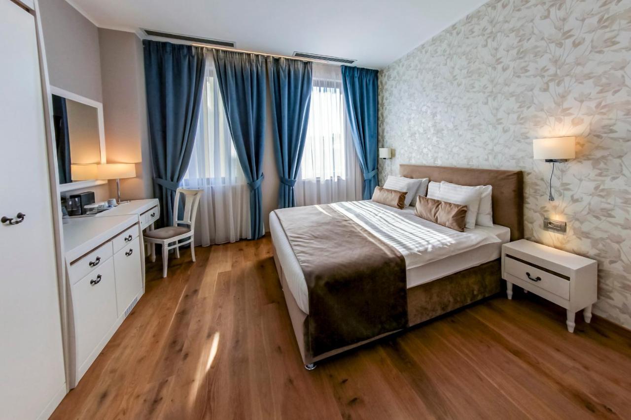 New Era Old Town Parking With Fee Nearby Hotel Bucarest
